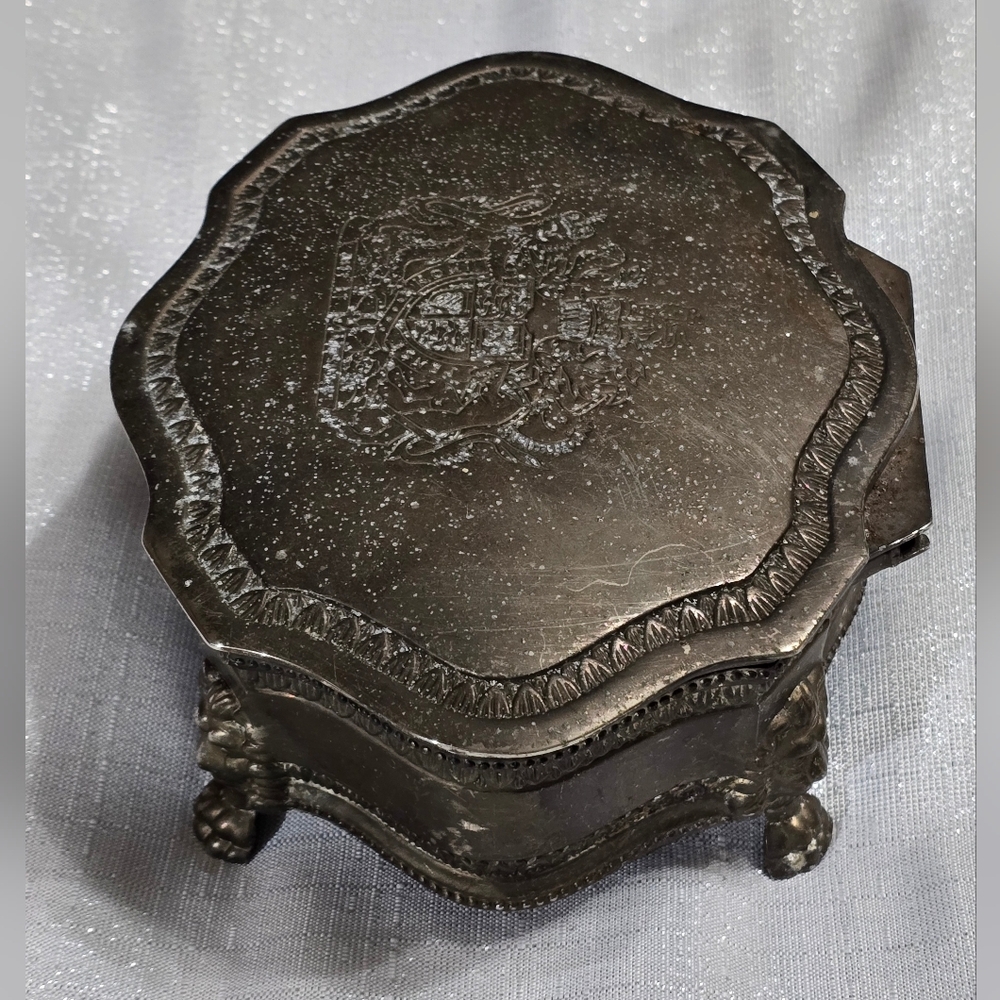 Vintage International Silver Co. Lion Crest Metal Trinket Hairpin Jewelry Box - Picture 9 of 11